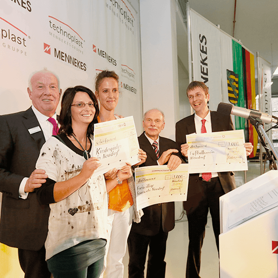 [Translate to German (Austria) (de_AT):] Fünf Personen halten Spendenschecks in der Hand
