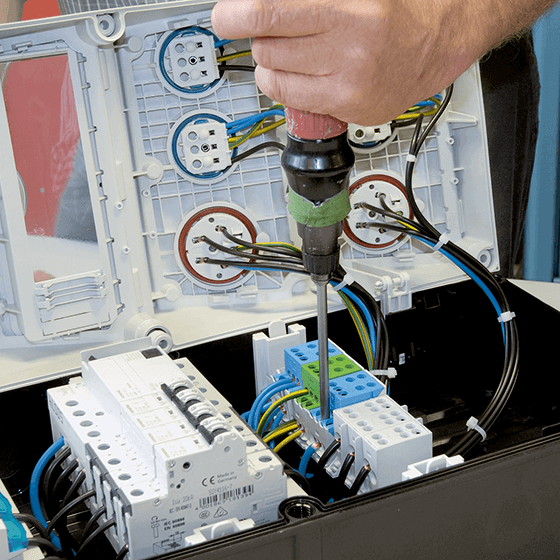 [Translate to German (Austria) (de_AT):] Elektrische Leitungen werden mit einem elektrischen Schraubenzieher festgeklemmt