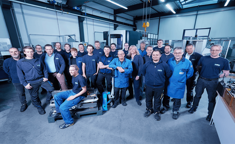 [Translate to German (Austria) (de_AT):] Gruppenfoto mit mehreren Personen aus dem Werkzeugbau