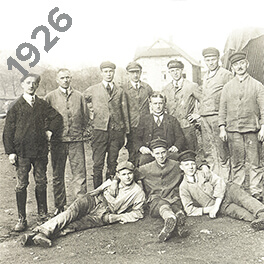 Lehrlinge und Angestellte auf einem Gruppenfoto