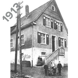 Aloys Mennekes vor seinem Elternhaus