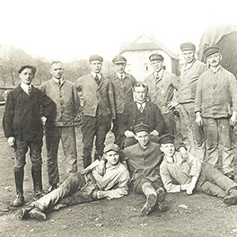 Lehrlinge und Angestellte auf einem Gruppenfoto