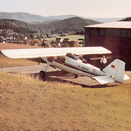 Ein weißes Flugzeug vom Typ Dornier DO 27 Q 5