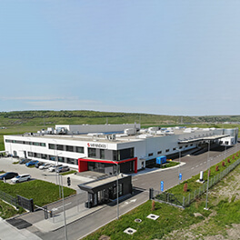 Ein weißes Fabrikgebäude von MENNEKES in Iasi, Rumänien