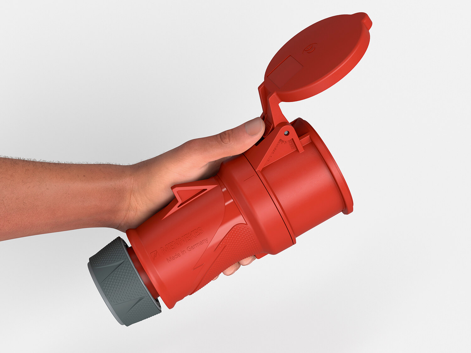 Produkt-Compliance und Produkt-Sicherheit Hand hält roten MENNEKES-Industriestecker mit geöffneter Schutzklappe.
