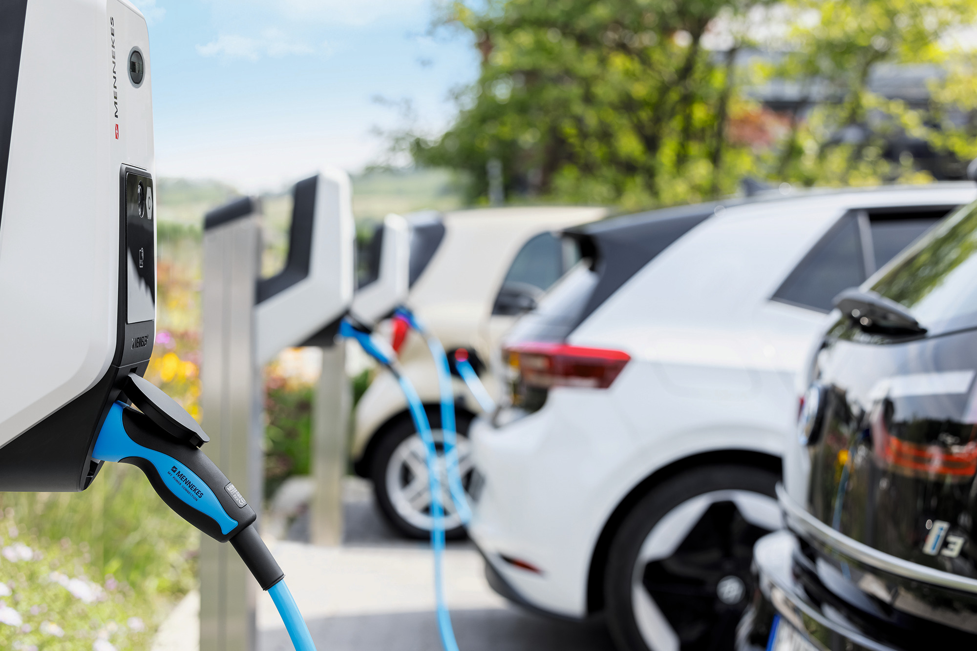 Elektroautos laden auf einem Kundenparkplatz