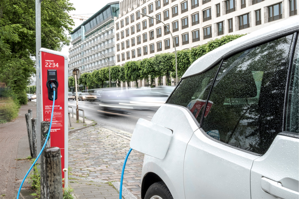 Auto lädt an einer öffentlichen Ladesäule 