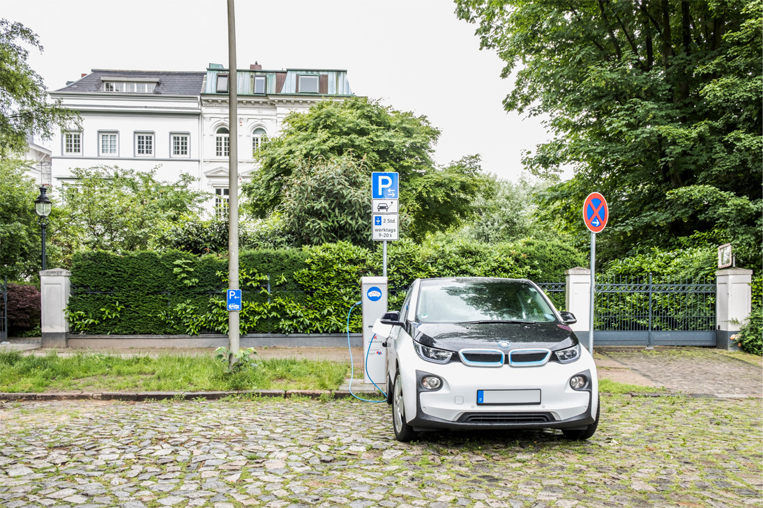 Öffentlicher Parkplatz mit Ladesäulen