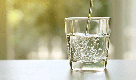 Aufnahme eines mit Wasser gefüllten Glases