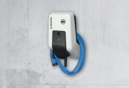 Wallbox AMTRON® Professional+ mit Kabel von MENNEKES hängt an der Wand