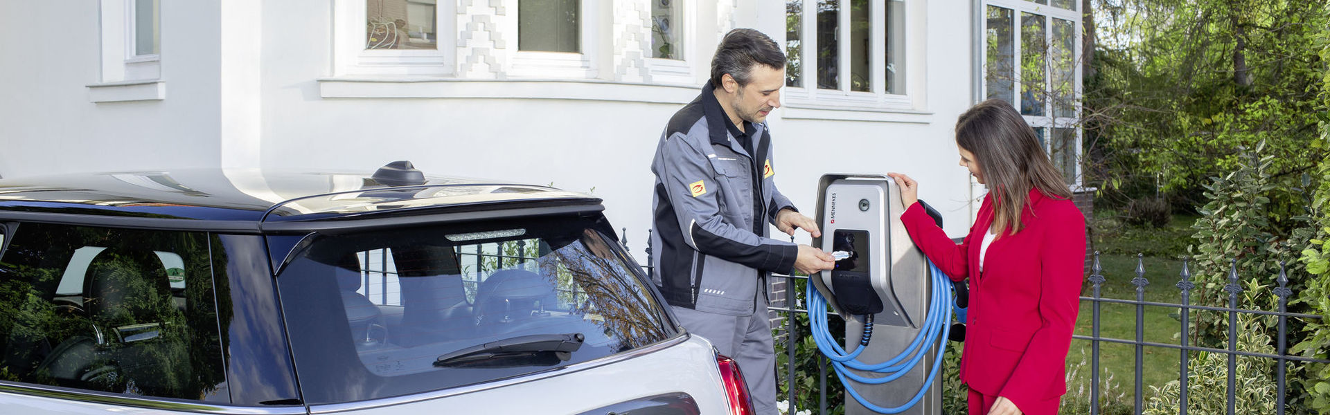 Elektroinstallateur erklärt Funktionen einer MENNEKES Wallbox mit RFID Zugangsschutz