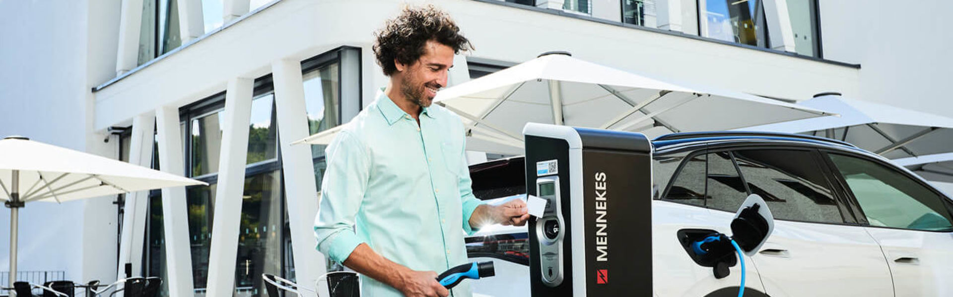 E-Autofahrer lädt an einer öffentlichen Ladesäule