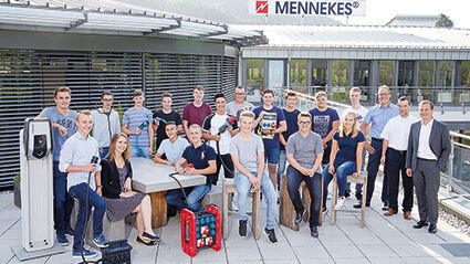 Gruppenaufnahme der Auszubildenden im Hause von MENNEKES