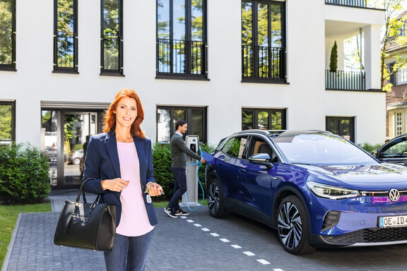 Mieter laden ihr E-Auto an ihrem Stellplatz zu Hause