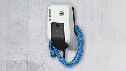 Wallbox AMTRON® Professional+ mit Kabel von MENNEKES hängt an der Wand