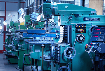 [Translate to German (Austria) (de_AT):] Drehmaschine in einer Halle