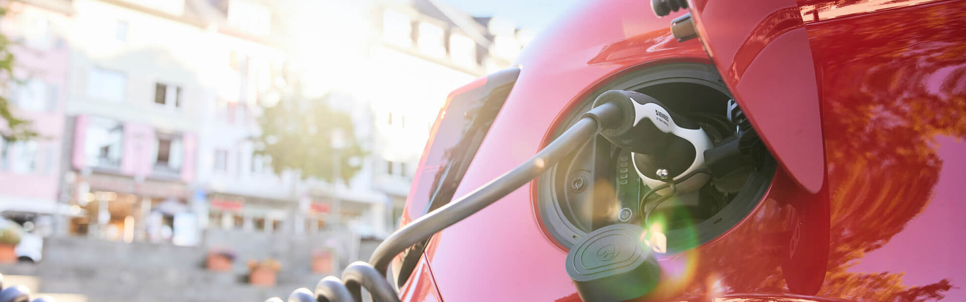 Mennekes Typ 2 Mode 3 Ladekabel spiralisiert lädt ein Elektroauto