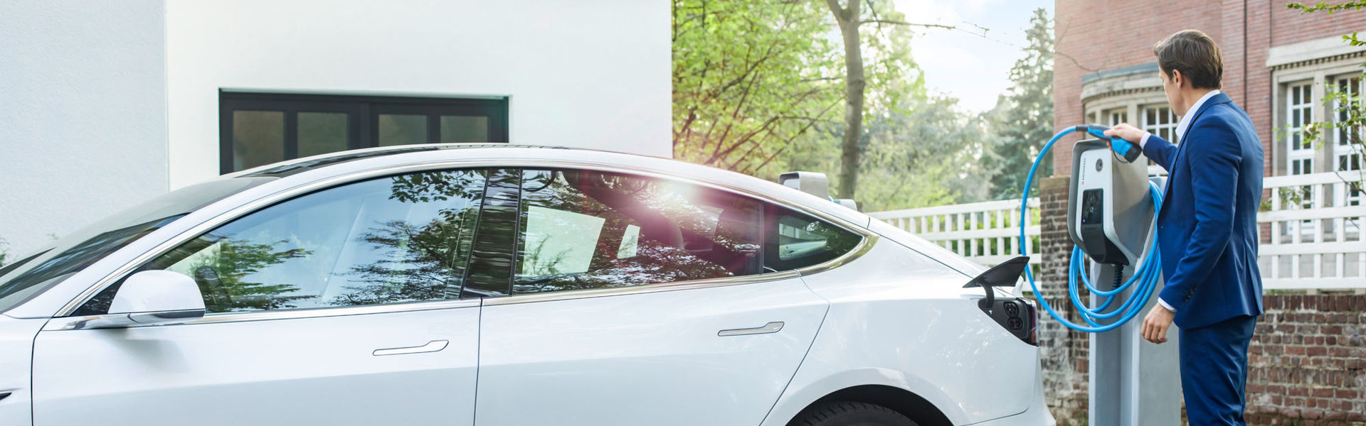 Elektrischer Dienstwagen mit Wallbox zu Hause laden