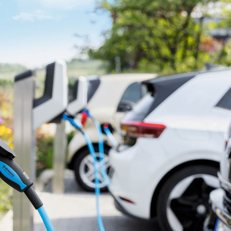 Elektroautos laden auf einem Kundenparkplatz