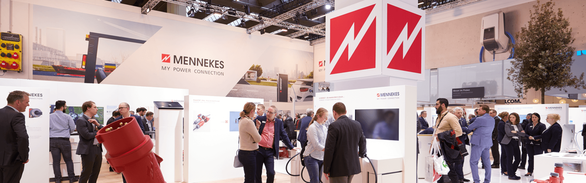 [Translate to German (Austria) (de_AT):] Messestand mit Besuchern auf der Light + Building 2018 von MENNEKES