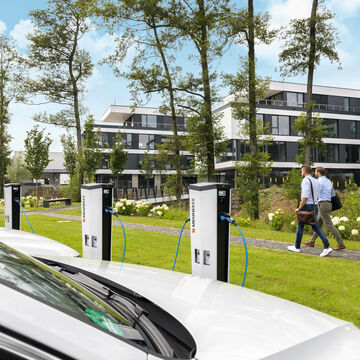 MENNEKES Ladesäulen auf einem Firmenparkplatz 