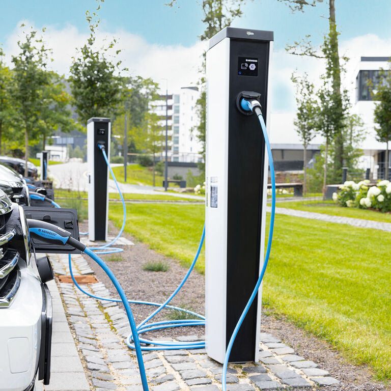 Ladesäule AMTRON Professional auf einem Parkplatz